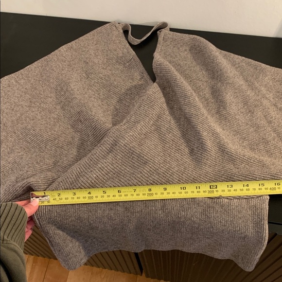 Like new 10/10 condition sweater - Picture 9 of 10